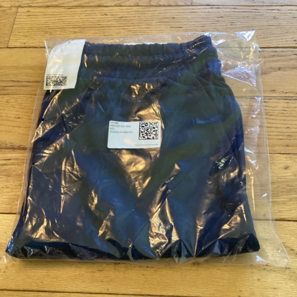NWT H&M men sweat shorts, navy blue, cotton blend, size L - Picture 3 of 3